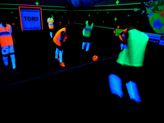 schwarzlicht-neon-fussball-kindergeburtstag