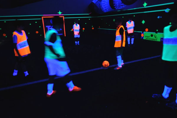schwarzlicht-neon-fussball-kindergeburtstag