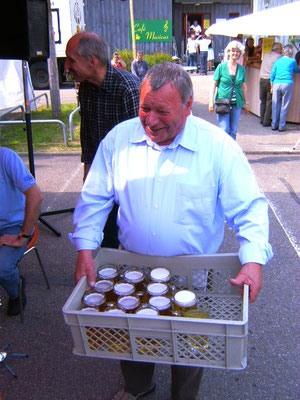 Bernhard versorgt die Musiker.