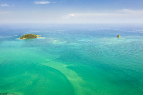 As ilhas de Kahouanne e Tête d'Anglais ao largo da costa de Basse-Terre  © Aurélien Brusini, 2021, Comité du Tourisme des Îles de la Guadeloupe CTIG