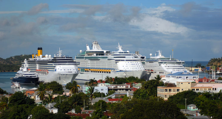 Kreuzfahrtschiffe im Hafen von St John's © The Antigua and Barbuda Tourism Authority
