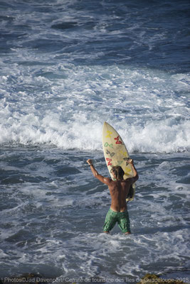 Surf no Oceano Atlântico perto de Le Moule © Davenport, 2014, Comité du Tourisme des Îles de la Guadeloupe CTIG
