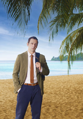 Ralph Little como Inspetor Neville Parker na praia de Grande Anse © Red Planet Pictures