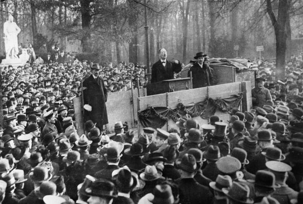 Karl Liebknecht während einer Rede im Berliner Tiergarten, Dezember 1918