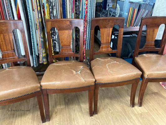 Chaises en cuir à restaurer