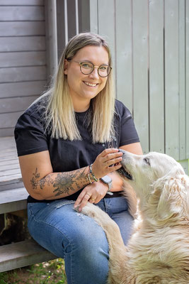 Pia Brackelmann kuschelt mit Golden Retriever Barny.