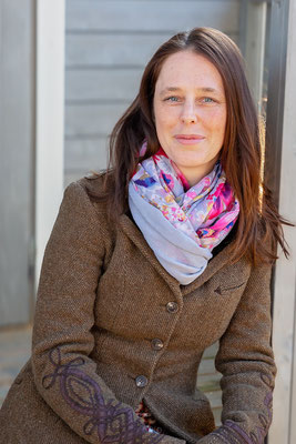 Sarah Hilpert (Pressearbeit & Fundraising) lächelt in die Kamera.