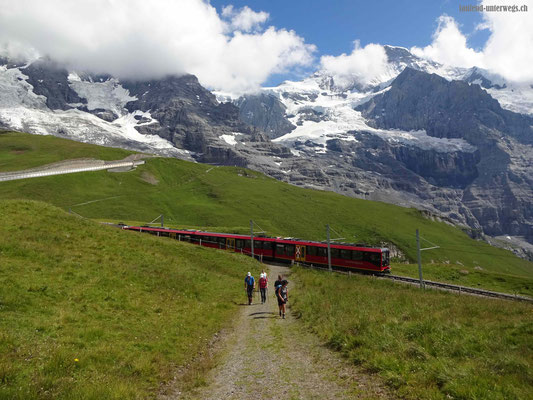 Vom Alp Eigergletscher via Jungfrau Eiger Walk in Richtung Kleine Scheidegg 
