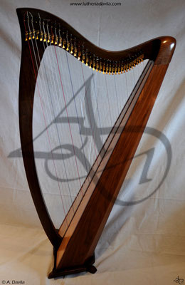 Harpe 36 cordes bois de noyer table d'harmonie épicéa.