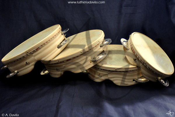 Tambourins en pin de 5 et 9 paires de cymbales.