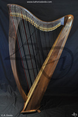 Harpe 36 cordes bois de noyer table d'harmonie épicéa.