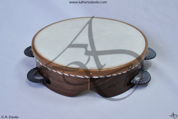 Walnut tambourine with cherry wood ring of 9 pairs of hardened jingles