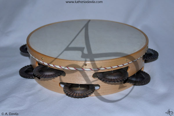 Tambourin en érable avec 9 paires de cymbale trempés.