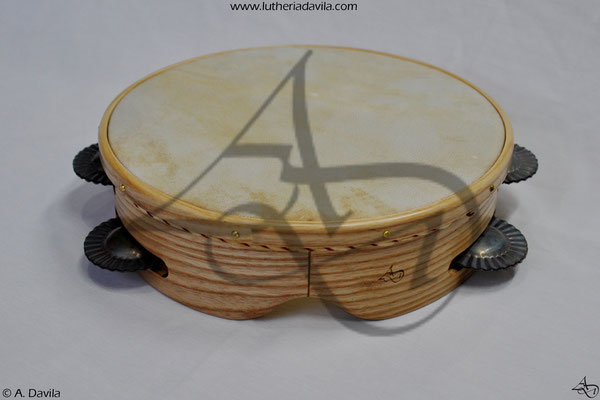  Tambourin en frêne avec 9 paires de cymbales trempés.