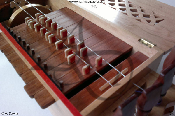 Symphonie médiévale en lenga. Table en cèdre rouge.