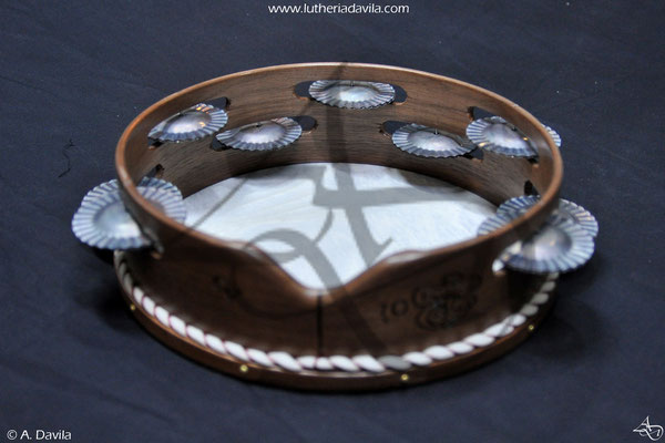 Walnut tambourine with 9 pairs of hardened jingles 