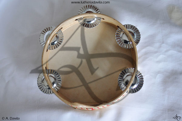 Tambourin en frêne avec 5 paires de cymbales.