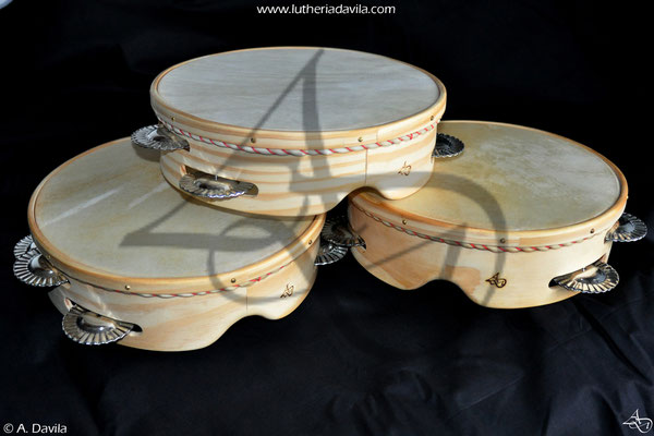 Tambourins en pin de 5 et 9 paires de cymbales.