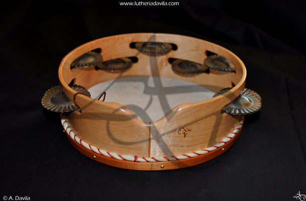 Tambourin en érable avec anneau cerisier avec 9 paires de cymbale trempés.