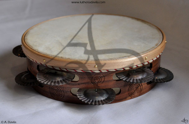 Tambourin en noyer sculpté avec rebord en érable avec 9 paires de cymbales trempés.