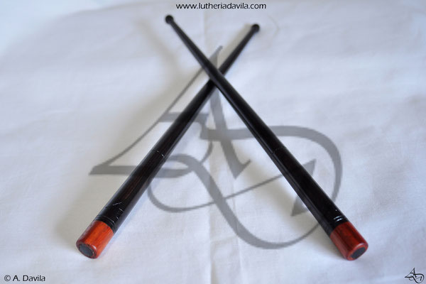 Baquetas de granadilho con anel en pau vermelho.