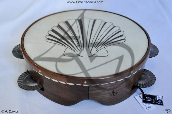 Tambourin en noyer sculpté de 9 paires de cymbales trempés et motif cuir.