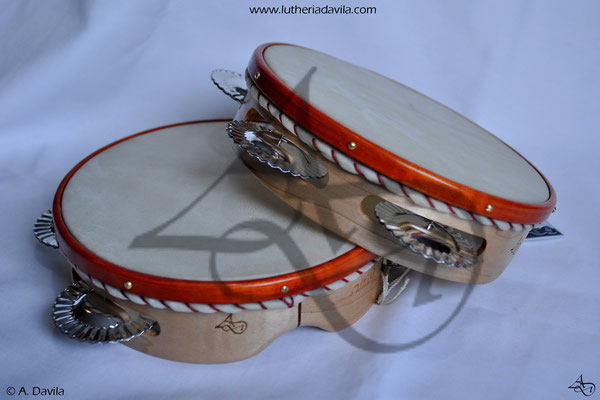 Tambourins en érable avec anneau teinté de 5 paires de cymbales.