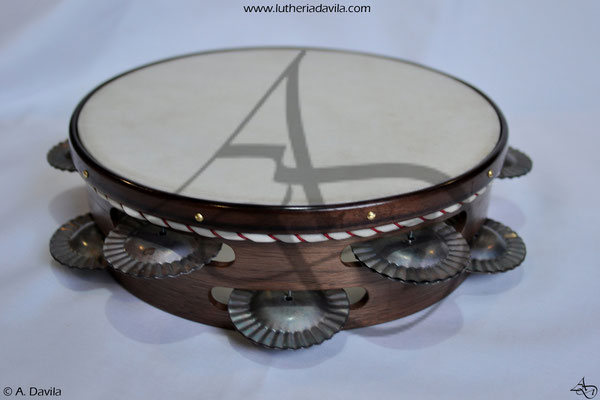 Tambourin en noyer avec anneau palissandre indien avec 9 paires de cymbales trempés