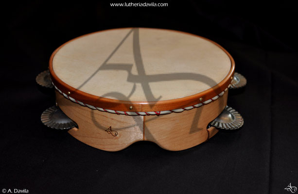 Tambourin en érable avec anneau cerisier avec 9 paires de cymbale trempés.