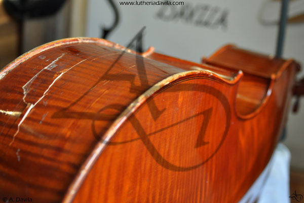 Reparação de ilhargas de violoncelo quebradas.