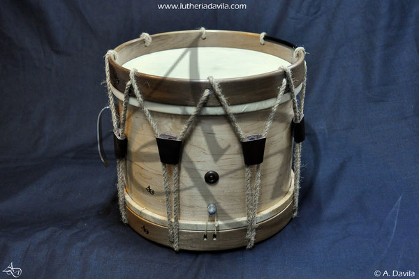 Maple drum with walnut rings, pickguard in blackwood and stainless steel and chrome accessories.