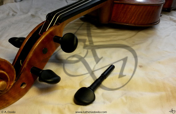 Cambio de clavijas en violín.