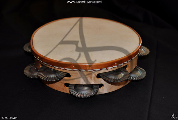 Pandeireta de maple com anel de cerejo com 9 pares de soalhas temperadas.