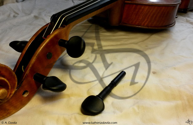 Changement de chevilles sur violon.