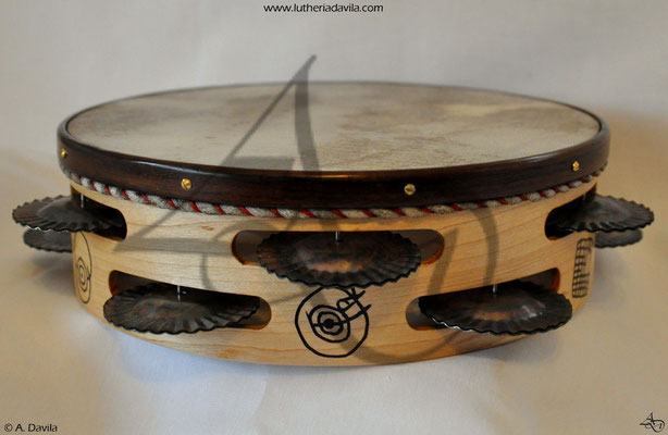 Tambourin incrusté d'érable et bague en palissandre indien avec 9 paires de cymbales trempés.