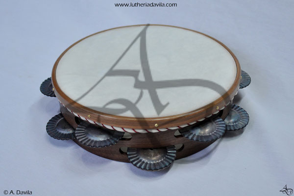 Walnut tambourine with cherry wood ring of 9 pairs of hardened jingles