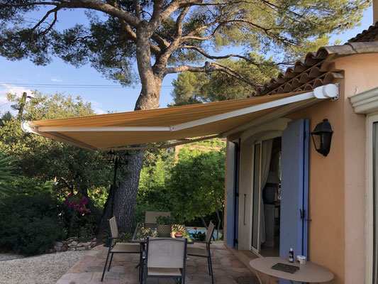 Store Extérieur coffre: sur mesure de chez Altiva Pro Menuisier  2023en rénovation Carqueiranne 83320 