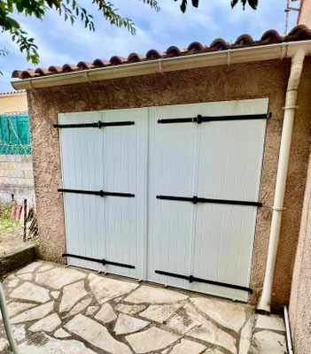 Porte de garage en PVC 4 vantaux sur mesure de chez Altiva Pro Menuisier 2025 en rénovation  à La Seyne Sur Mer 