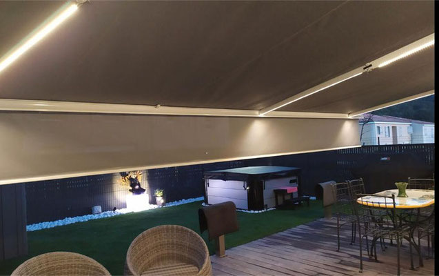 Store Extérieur coffre: sur mesure de chez Altiva Pro Menuisier  2023 en rénovation Hyères 83400
