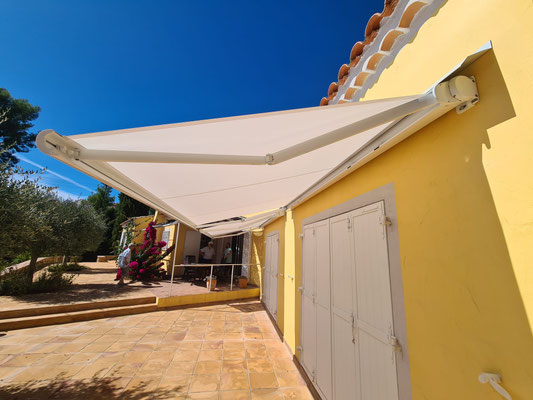 Store Extérieur coffre: sur mesure de chez Altiva Pro Menuisier  2023en rénovation Toulon 83000