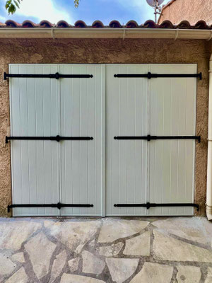 Porte de garage en PVC 4 vantaux sur mesure de chez Altiva Pro Menuisier 2025 en rénovation  à La Seyne Sur Mer 