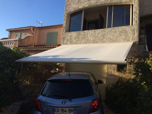 Store Extérieur coffre: sur mesure de chez Altiva Pro Menuisier  2023 en rénovation Ollioules 83190