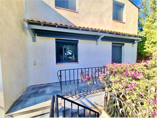 Stores Bannes & Loggia de chez Altiva Pro Menuisier 2024 en rénovation à Six-Fours-Les-Plages 83140