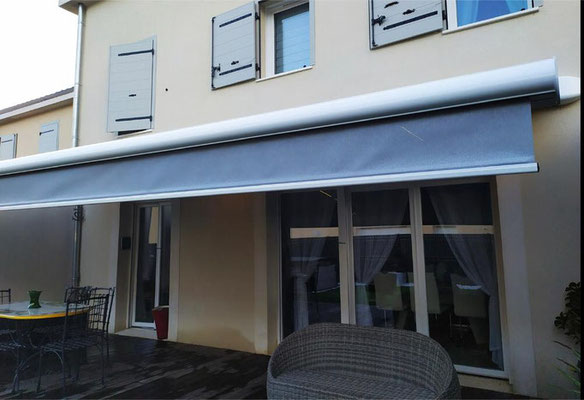 Store Extérieur coffre: sur mesure de chez Altiva Pro Menuisier  2023 en rénovation Toulon 83000