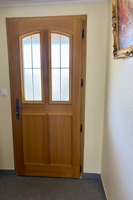 Portes d'entrée en bois: 2025 sur mesure en rénovation de chez Altiva Pro Menuisier à Nans Les Pins