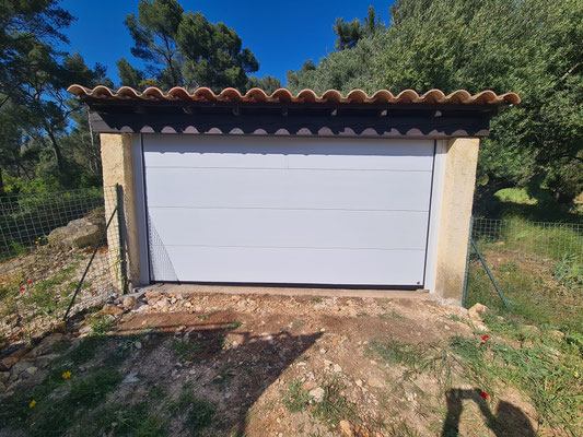 Porte de garage: sur mesure de chez Altiva Pro Menuisier  2024 en rénovation à Ollioules 83190