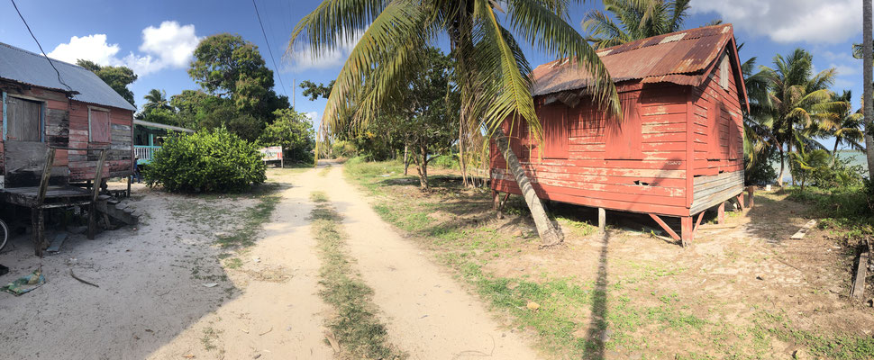 We arrived at Gales Point. The peninsula was only 40m wide enough for a gravel road and a few shacks on each side