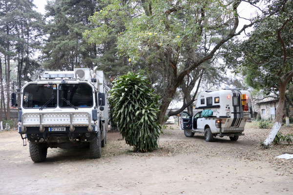 On the 19. February we drove from Lake Atitlan to Antigua. Once again iOverlander gave us the valuable advice to park in the old police station - free and safe - we weren't alone as you can see - a  german Overlander 6x6 Army Truck accompanied us
