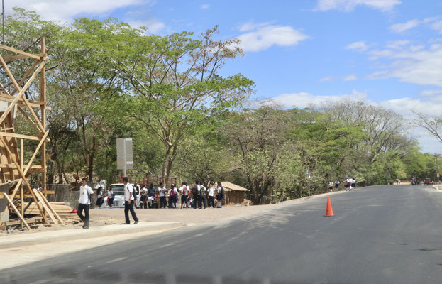 The school pupils in Honduras all wear uniform which kind of surprised us in such a poor country