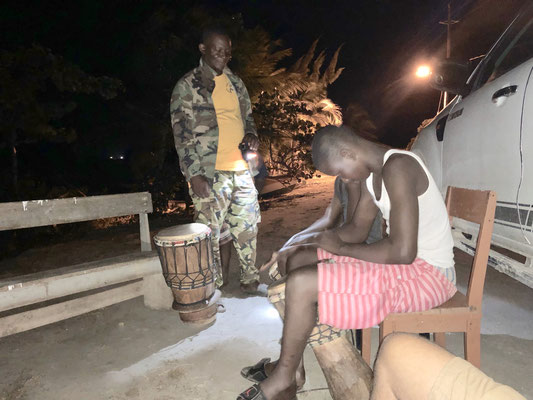 We were surprised as suddenly they knocked on our camper and asked if they could show us a drum session - the boys 8 & 13 shows us their best drum gig - what an experience